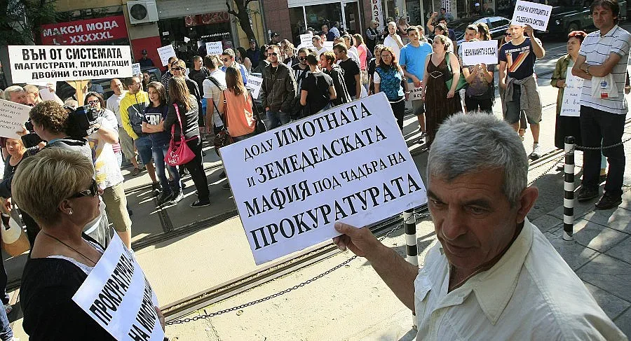 Протест пред ВСС и блокада на трамваите пред сградата