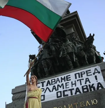 Митингите "за" и "против" Орешарски се хванаха за класиците 