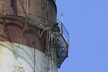 Протест срещу правителството от комина на ТЕЦ „Земляне“ 