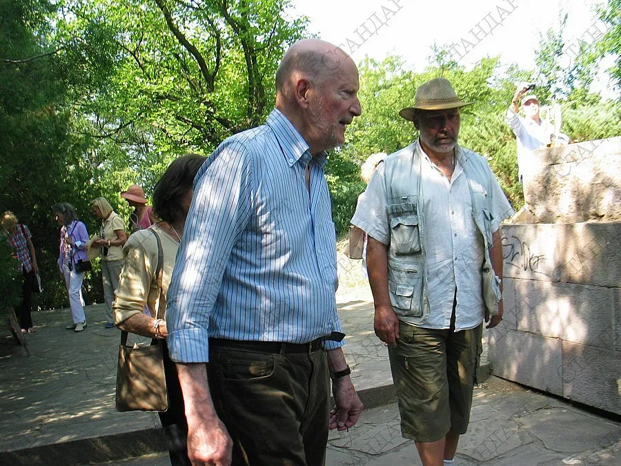 Царят посети Казанлък с гръцки археолози, разкри че пише книга