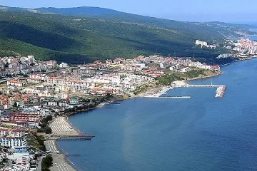 Превърнаха паркинг в Пантеон край морето