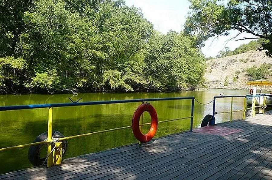 Капитани по Ропотамо с морски униформи