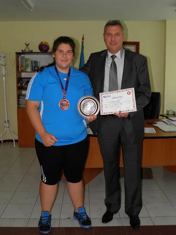 Талантлива джудистка с плакет от кмета на Разлог