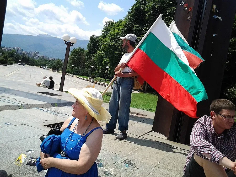 Контрапротестът се събра пред НДК и в неделя