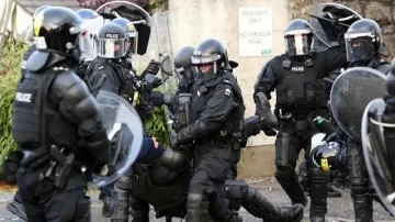 "Гардиън": Сблъсъците в Белфаст продължават