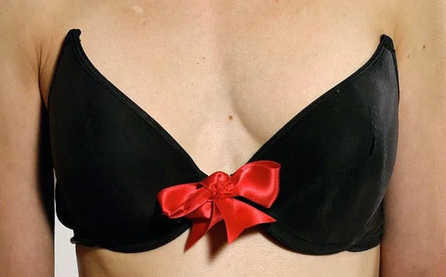 Сутиенът пада с пляскане