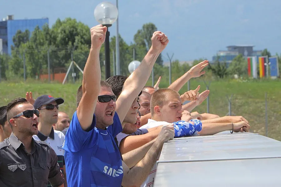 Полиция спаси "сините" от линч