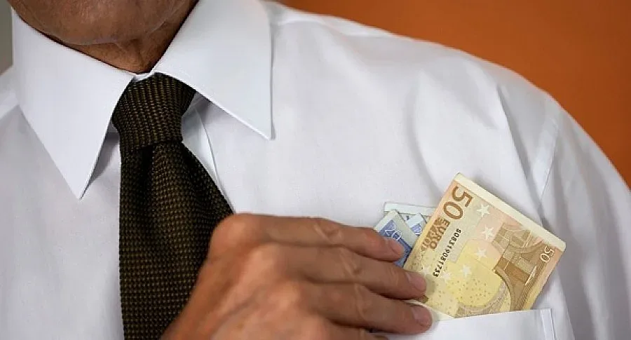 33 % със заплата под масата