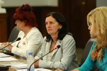 Бобева обеща спешни мерки за туризма по Черноморието