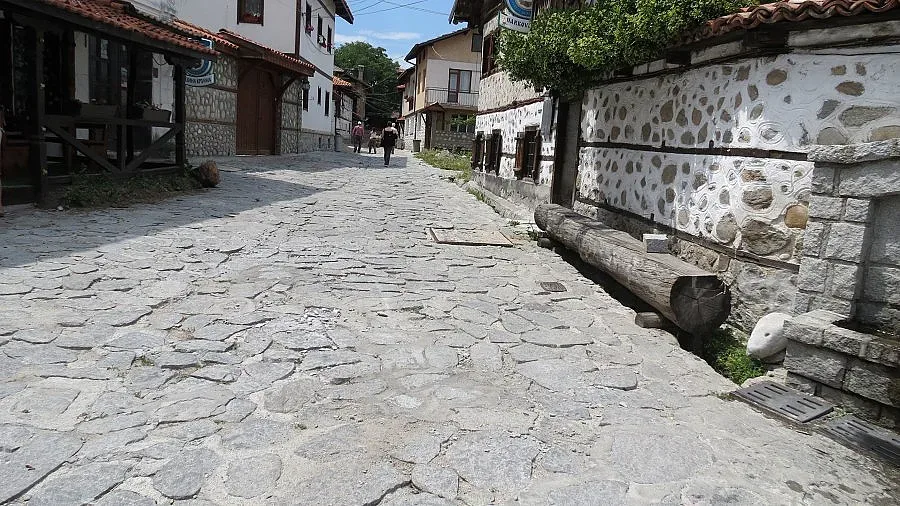 Редят калдъръм в старинния квартал на Банско
