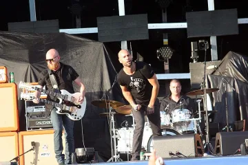 D2 пеят за бунта