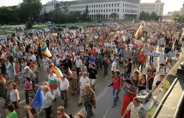 На живо: 240 "протестни" фенера политат в небето