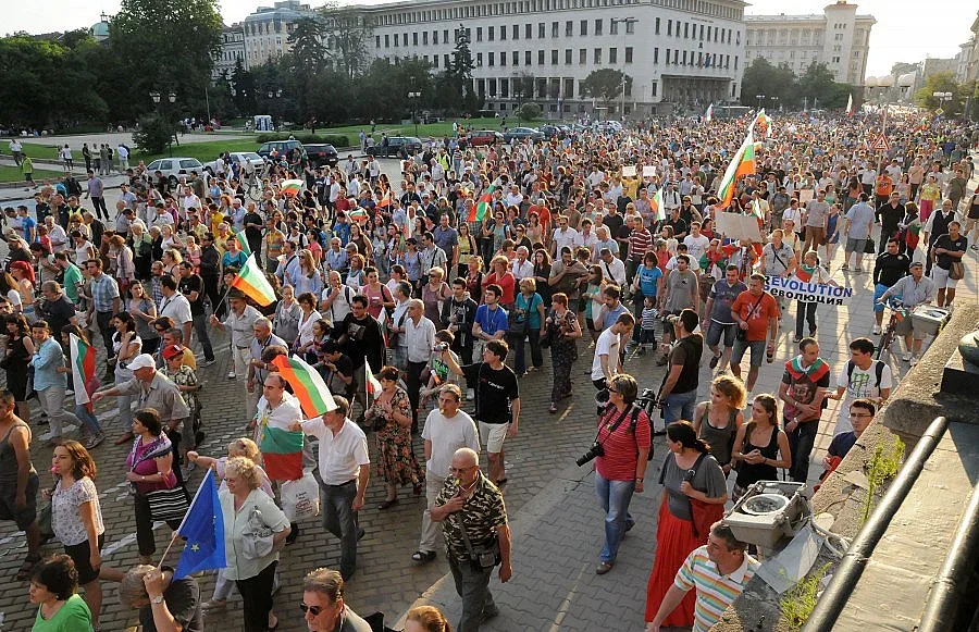 На живо: 240 "протестни" фенера политат в небето