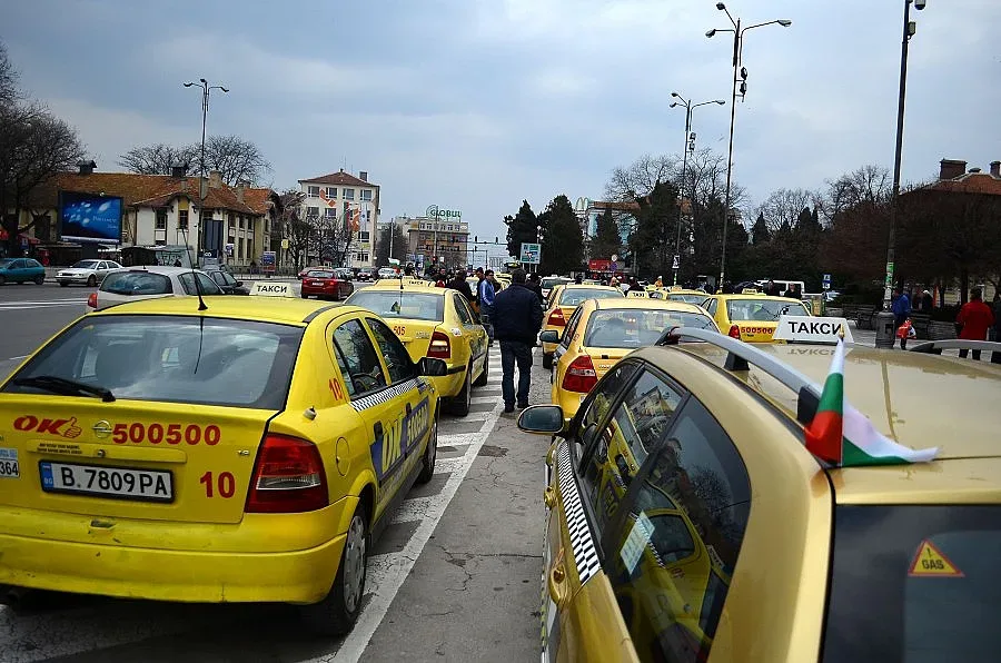 Проверяват такситата в цялата страната