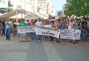 Луд атакува палатков лагер на протестиращи