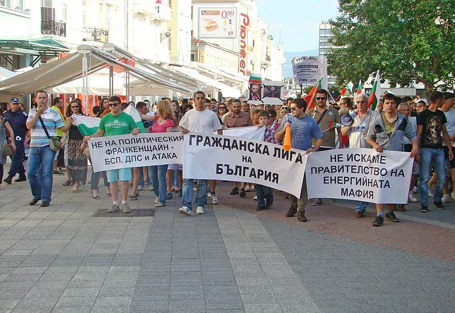 Луд атакува палатков лагер на протестиращи