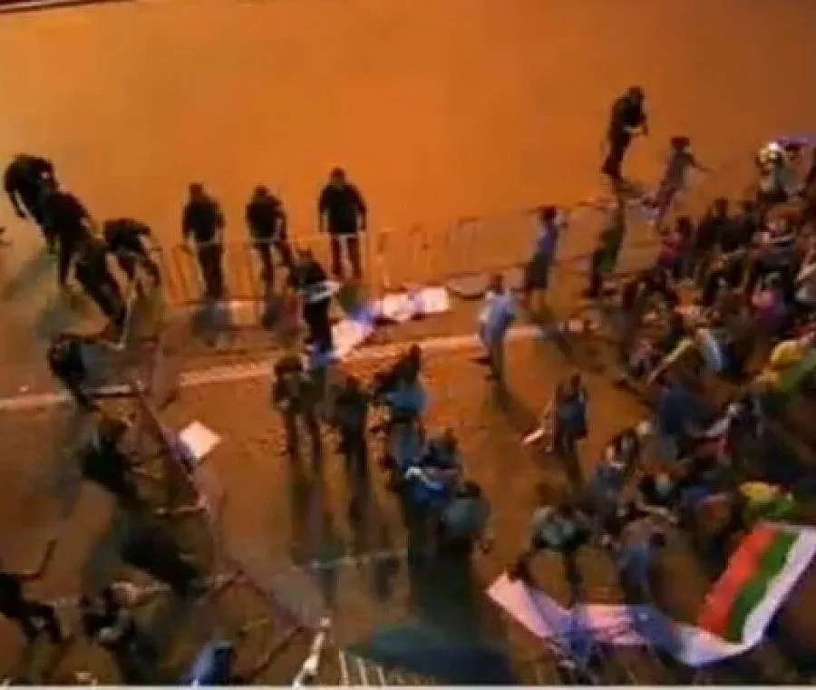 Опит за щурм срещу парламента