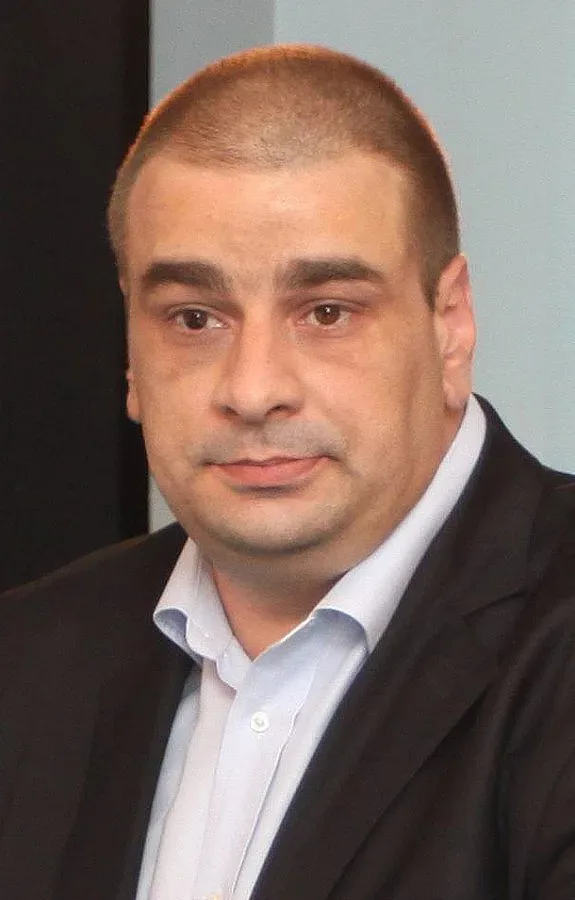 Нова десница, но без стари номера