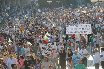 На живо: Протестът преминава в блокада на парламента