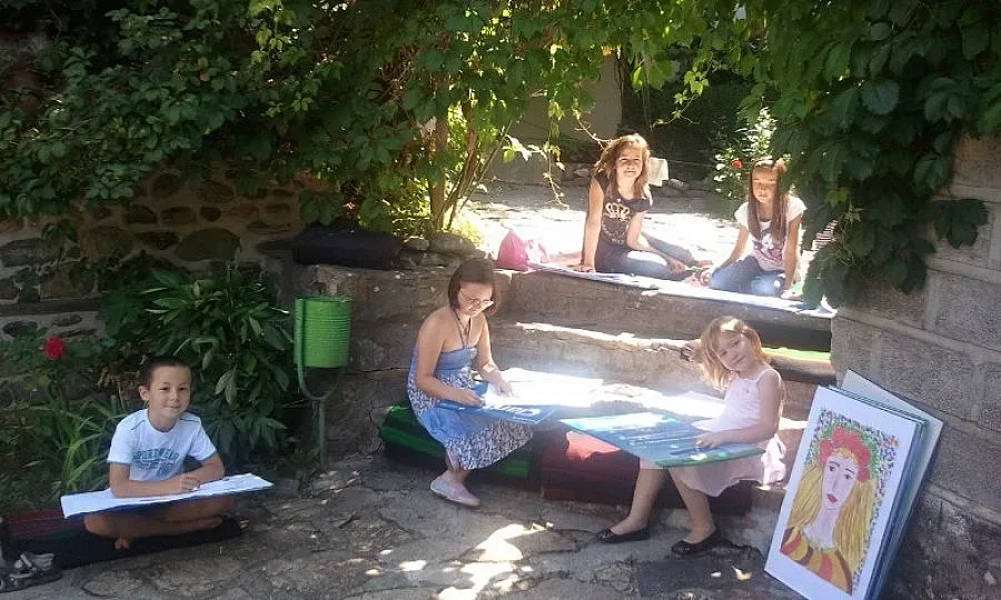 Деца рисуваха на пленер в старинен квартал