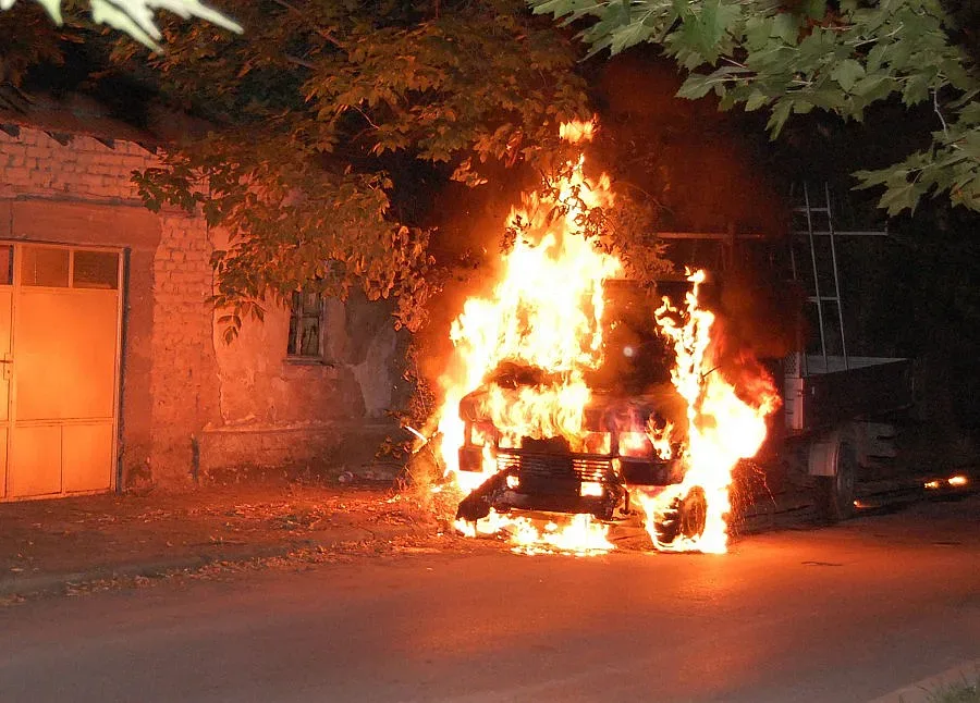 Бомба взриви микробус в Самоков