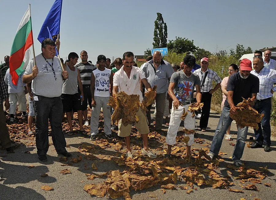 Тютюнопроизводители блокират гранични пунктове