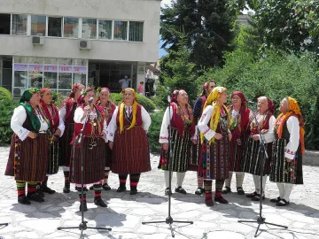 Добърските баби пеят на чужденци в Банско