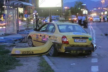 Такси помете спирка на „Цариградско”