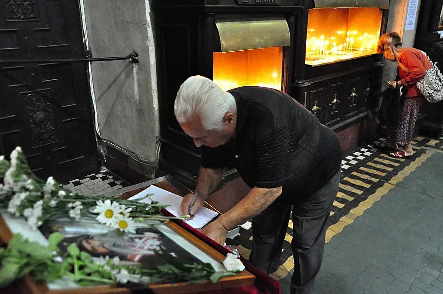 Погребват Кирил с почести