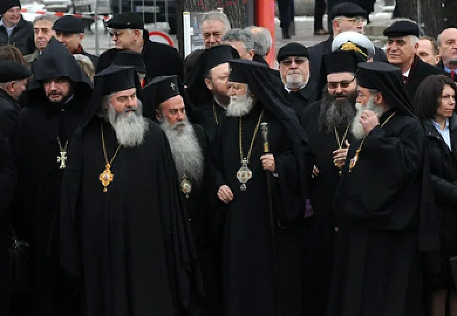 17 владици в битка за 3 престола