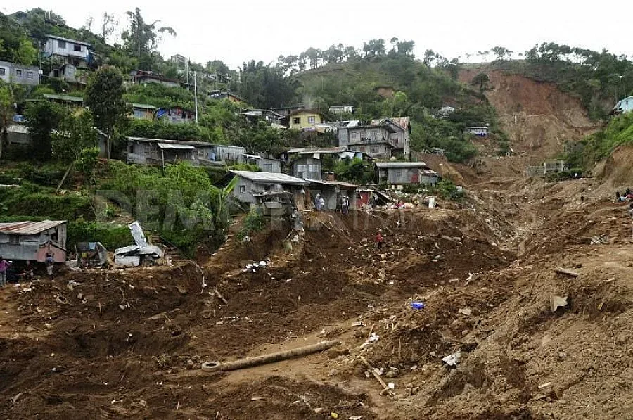 Свлачище затрупа десетки души в Китай