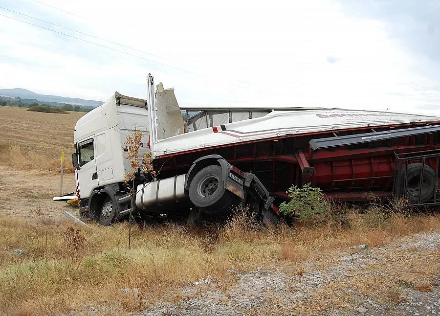 ТИР се обърна край Търговище по пътя за Варна