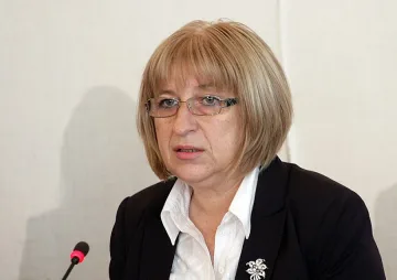 Цачева раздаде оценки на Конституционния съд