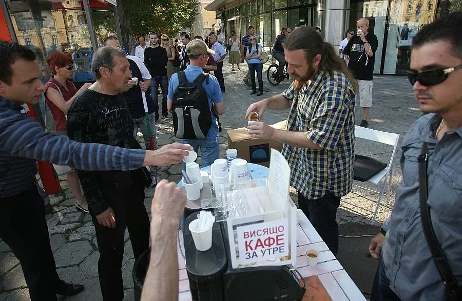 На живо: Стартира тридневна блокада на парламента