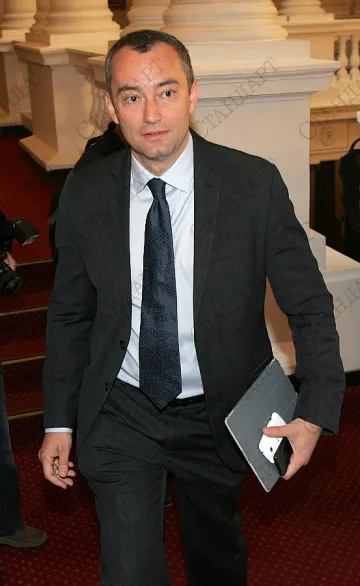 Нийколай Младенов подкрепя исканията за нови избори