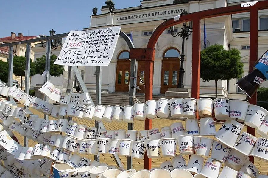 Велосипедисти се събраха "на кафе" пред МС