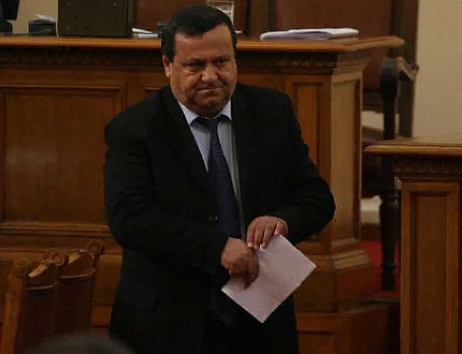 Адемов: Сложно е да се работи в такава обстановка