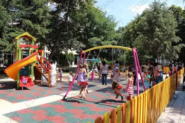 Хлапета атакуват нова детска площадка пред НАП