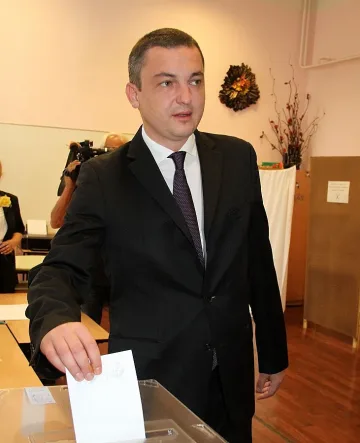 Портних като Орешарски