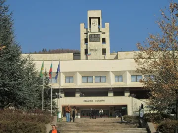 Изрисуваха централата на ГЕРБ в Смолян със спрей
