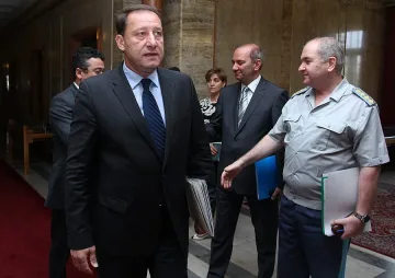 МО спира съкращенията на армията