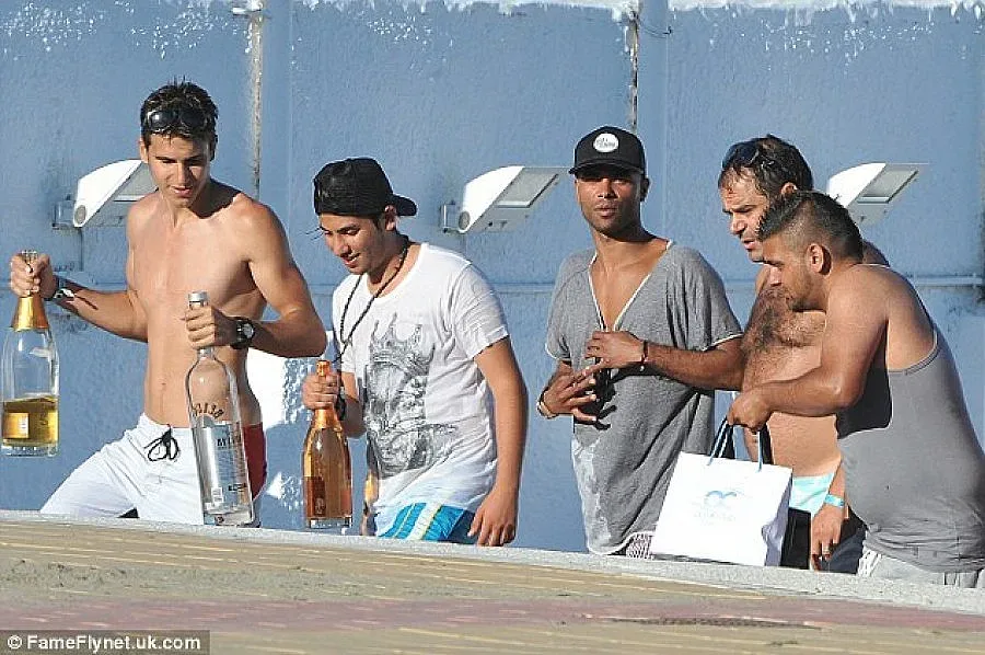 Ашли Коул се налива с джин в Марбея