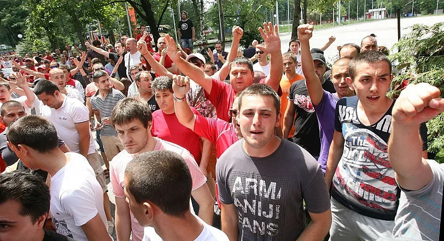 Цесекари се спречкаха с антиправителствен демонстрант