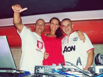 DJ от Търново подгрява публиката на Олд Трафорд