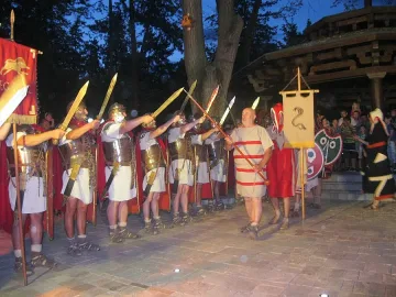 Десетки деца атакуваха актьори за автографи