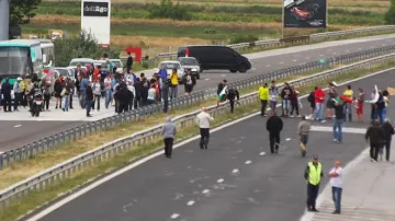 Полицията забрани блокадата на "Тракия" 