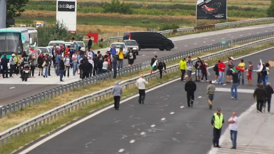 Полицията забрани блокадата на "Тракия" 