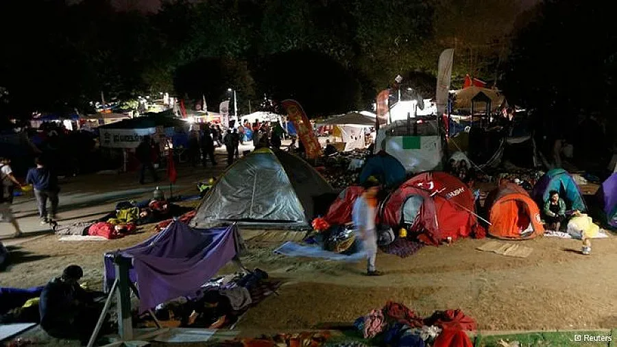 Губернаторът на Истанбул заплаши протестиращите с полиция