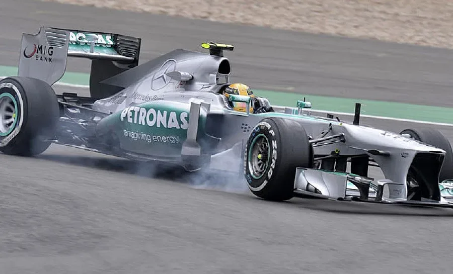 Хамилтън тръгва пръв в Германия