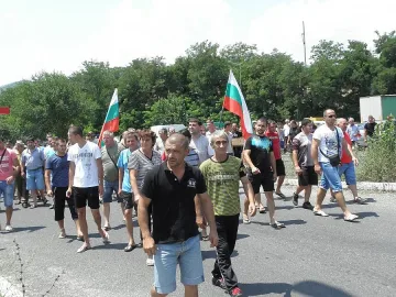 50 земеделци мляха домати край главен път Е79